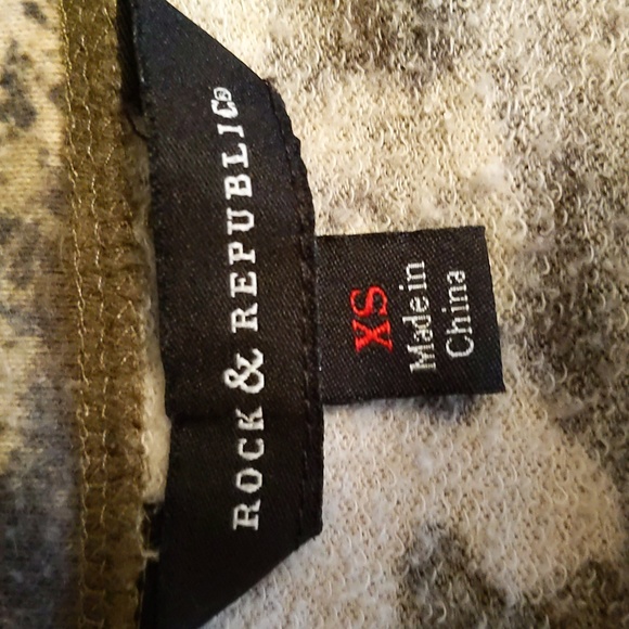 Women's Rock & Republic Camo Print Short Sleeve Distressed Top - Picture 5 of 6